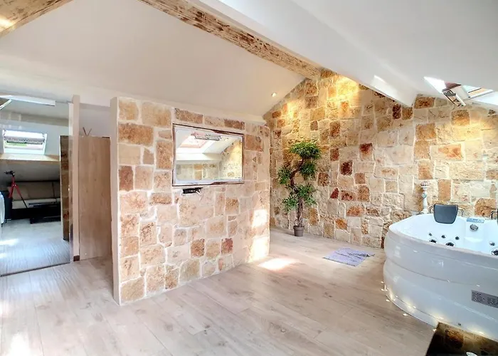 Beautiful With Jacuzzi Appartement *